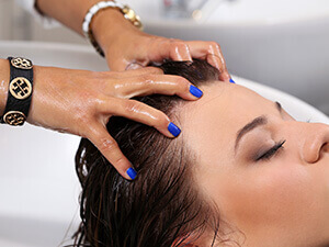 Mycie włosów oraz masaż głowy